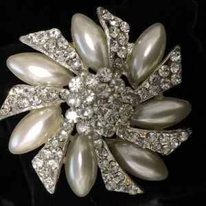 Beautiful PEARL AND RHINESTONE PENDANT Jewelry~NWOT